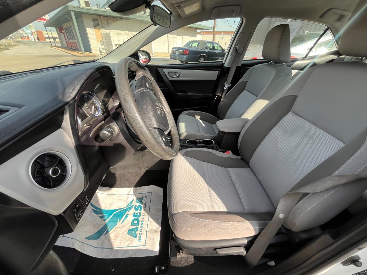 2018 WHITE TOYOTA COROLLA SE; LE; XLE; SE 6M (5YFBURHE6JP) with an 1.8L L4 DOHC 16V engine, 6M transmission, located at 8101 E. Skelly Dr., Tulsa, OK, 74129, (918) 592-3593, 36.121891, -95.888802 - Photo#7